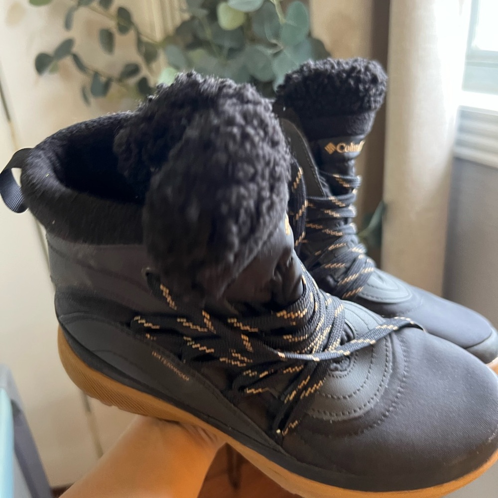 Columbia Women's Black and Tan Winter Boots